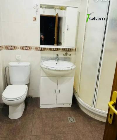 4 սենյականոց բնակարան Ազատության պողոտայում, 109 ք.մ., 2/5 հարկ, կապիտալ վերանորոգված, քարե շենք