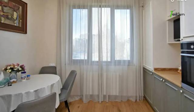 3 սենյականոց բնակարան Կոմիտասի պողոտայում, 88 քմ, նախավերջին հարկ, բարձր առաստաղներ