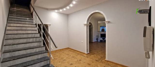 Ընդարձակ 5 սենյականոց բնակարան Մեսրոպ Մաշտոցի պողոտայում, 310 ք.մ., 2 սանհանգույց, բարձր առաստաղներ