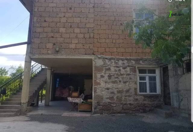 Երկու հարկանի քարե տուն Մեսրոպ Մաշտոցի փողոցում Աշտարակում, 100 ք.մ., մեծ հողամաս