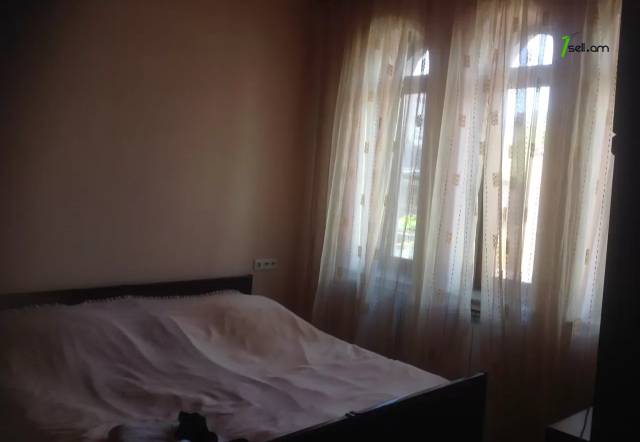 Երկու հարկանի քարե տուն Վարշավյան փողոցում Քանաքեռ Զեյթունում, 800 ք.մ., կապիտալ վերանորոգված