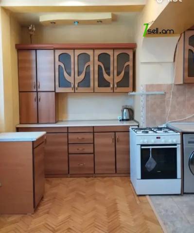 3 սենյականոց բնակարան Դավիթ Բեկի փողոցում, 80 ք.մ., նախավերջին հարկ, եվրովերանորոգված, քարե շենք