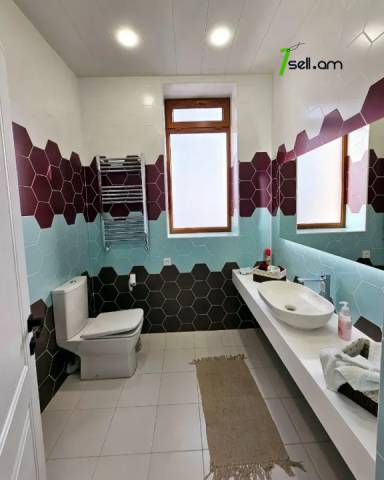 Երեք հարկանի քարե տուն Դավիթ Բեկի փողոցում Նոր Նորքում, 1003 քմ, 3+ սանհանգույց