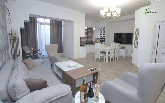 Երեք հարկանի թաունհաուզ Անաստաս Միկոյանի փողոցում Դավիթաշենում, 250 ք.մ., 2 սանհանգույց