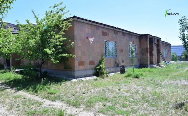 Մեկ հարկանի քարե տուն Դուդկոյի փողոցում Գյումրիում, 480 ք.մ., 2 սանհանգույց, մեծ հողամաս
