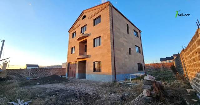 Երեք հարկանի քարե տուն Խաչատուր Աբովյանի 21-րդ փողոցում Առինջում, 1360 ք.մ., 3+ սանհանգույց