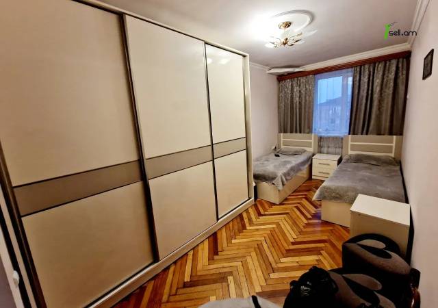 3 սենյականոց բնակարան Էրեբունու փողոցում, 78 ք.մ., կապիտալ վերանորոգված, քարե շենք