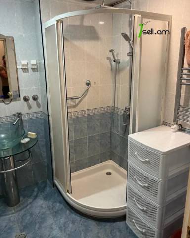 3 սենյականոց բնակարան Ամիրյան փողոցում, 100 ք.մ., 12/16 հարկ, 2 սանհանգույց, կոսմետիկ վերանորոգում