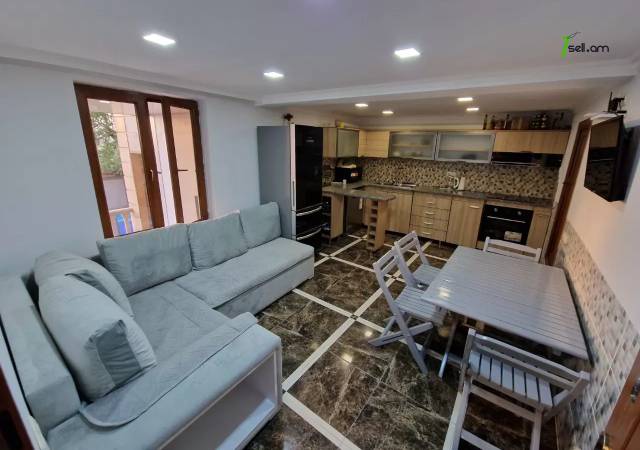 Երեք հարկանի քարե տուն, Նորք-Մարաշ վարչական շրջան Նորք Մարաշում, 300 ք.մ., 3+ սանհանգույց