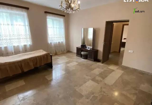 Երկու հարկանի քարե տուն Մարշալ Խուդյակովի փողոցում Ավանում, 252 քմ, 3+ սանհանգույց