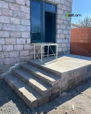 Մեկ հարկանի քարե տուն 6-րդ փողոցում Գեղանիստում, 320 քմ, մասնակի վերանորոգում