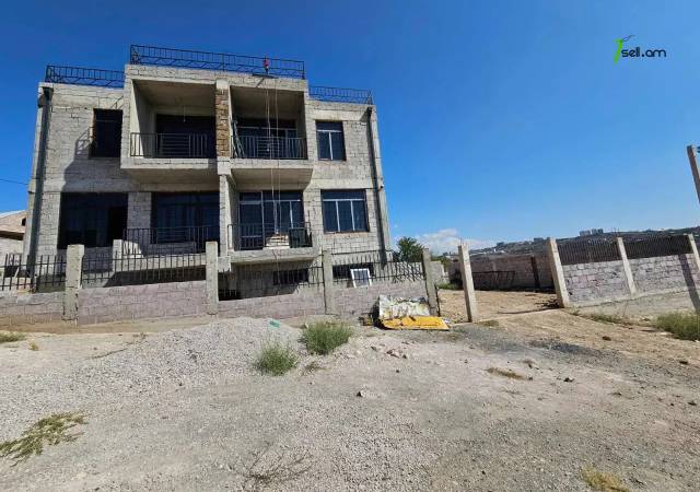 Երկու հարկանի քարե թաունհաուզ Ալբերտ Էյնշտեյնի փողոցում Քանաքեռավանում, 654 ք.մ., 3+ սանհանգույց