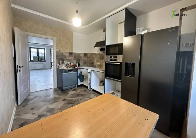 3 սենյականոց բնակարան Կոմիտասի պողոտայում, 88 ք.մ., 3/9 հարկ, կապիտալ վերանորոգված, քարե շենք