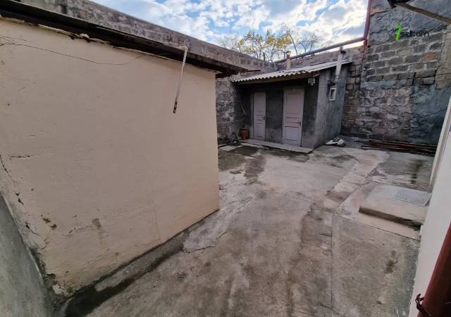 Մեկ հարկանի քարե տուն Սևքարեցի Սաքոյի փողոցում Արաբկիրում, 152 ք.մ.