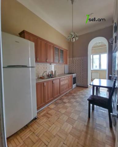 3 սենյականոց բնակարան Մոսկովյան փողոցում, 120 ք.մ., բարձր առաստաղներ, նախավերջին հարկ