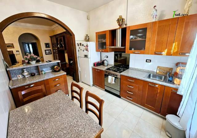 Երեք հարկանի քարե տուն Քեռու փողոցում Արաբկիրում, 1600 ք.մ., 3+ սանհանգույց, կապիտալ վերանորոգված