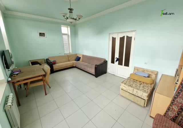 Երկու հարկանի քարե տուն Մելքումովի փողոցում Դավիթաշենում, 400 ք.մ., 2 սանհանգույց