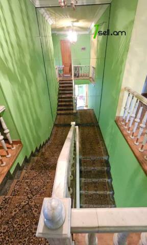 Երկու հարկանի քարե տուն Թավրիզյան փողոցում Արաբկիրում, 480 քմ, 2 սանհանգույց, կոսմետիկ վերանորոգում