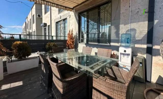 Երեք հարկանի քարե թաունհաուզ Սամվել Գևորգյան փողոցում Դավթաշենում, 178 քմ, 3+ սանհանգույց