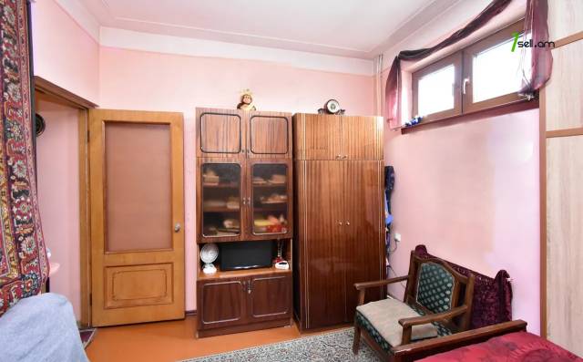 Երեք հարկանի քարե տուն Ազատամարտիկների փողոցում Էրեբունիում, 182 քմ, 2 սանհանգույց