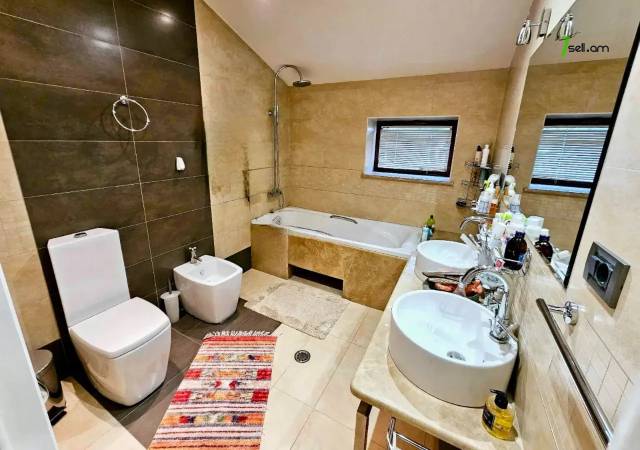 Երեք հարկանի քարե տուն Արաբկիրում, 3200 քմ, 3+ սանհանգույց, մեծ հողամաս, կապիտալ վերանորոգված