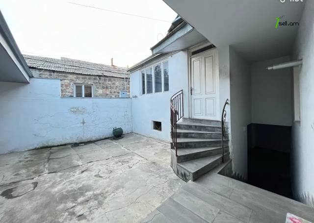 Երկու հարկանի քարե տուն Մարշալ Խուդյակովի փողոցում Ավանում, 286 ք.մ., 2 սանհանգույց