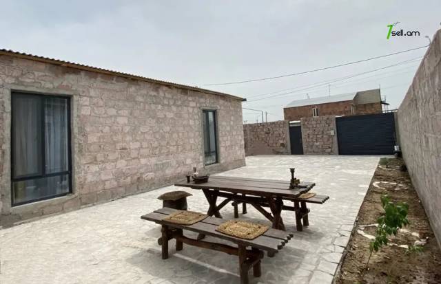 Մեկ հարկանի քարե տուն 16-րդ փողոցում Զովունիում, 60 քմ, կապիտալ վերանորոգված