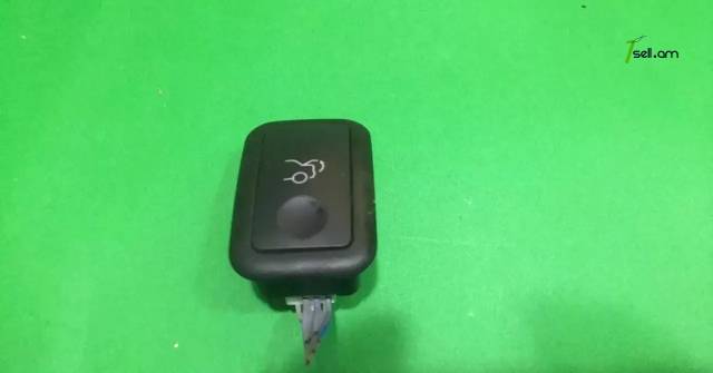 Mercedes W204 2007-2014 բագաժնիկի կնոպկա