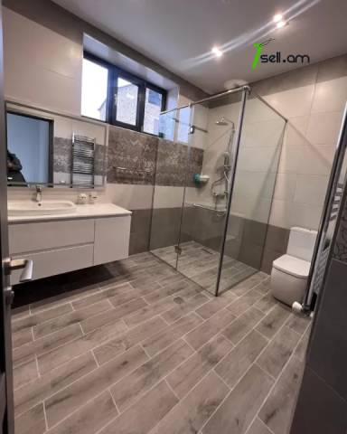 Երկու հարկանի քարե տուն Գոգոլի փողոցում Քանաքեռ Զեյթունում, 550 ք.մ., 3+ սանհանգույց