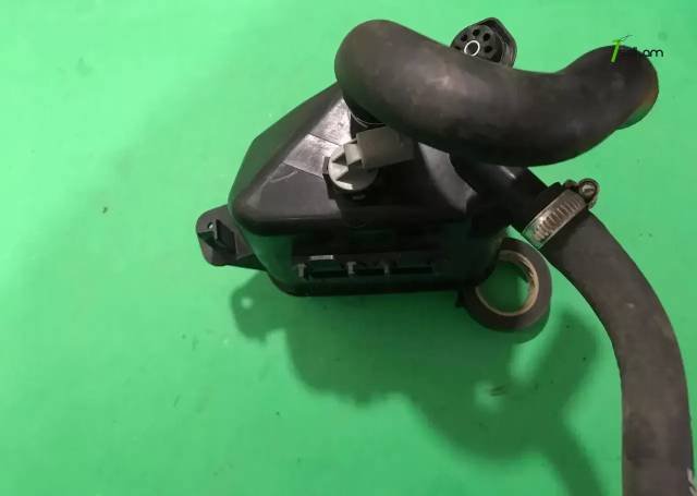 BMW F10, հիդռոուսիլիտելի կալոնկի յուղի բաչոկ