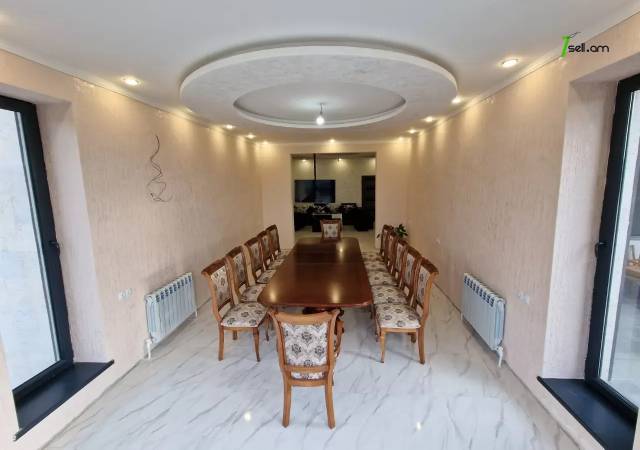 Մեկ հարկանի քարե տուն Էրեբունու փողոցում Էրեբունիում, 450 ք.մ., կապիտալ վերանորոգված