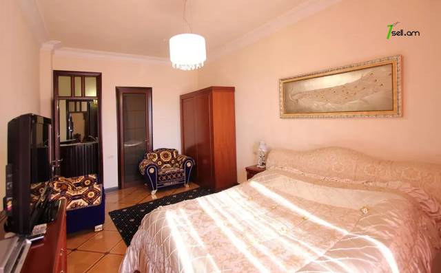 Երեք հարկանի քարե տուն Սևքարեցի Սաքոյի փողոցում Արաբկիրում, 600 ք.մ., 3+ սանհանգույց