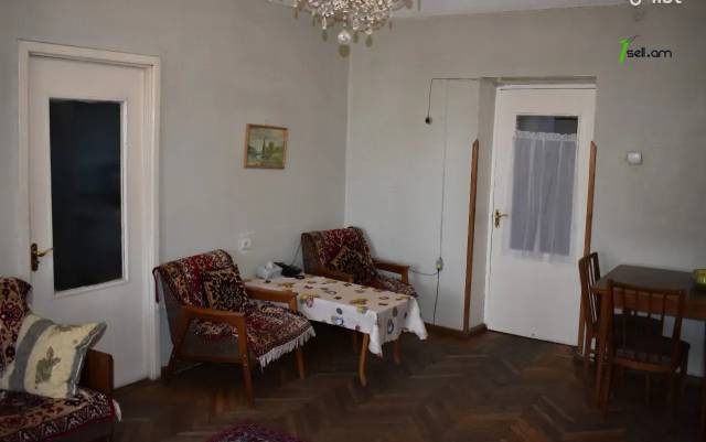 5 սենյականոց բնակարան Վահրամ Փափազյան փողոցում, 85 քմ, 2/5 հարկ, 2 սանհանգույց, քարե շենք