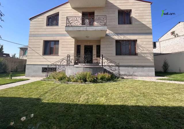 Երկու հարկանի քարե տուն, Թբիլիսյան խճուղի Արաբկիրում, 900 ք.մ., 3+ սանհանգույց, եվրովերանորոգված