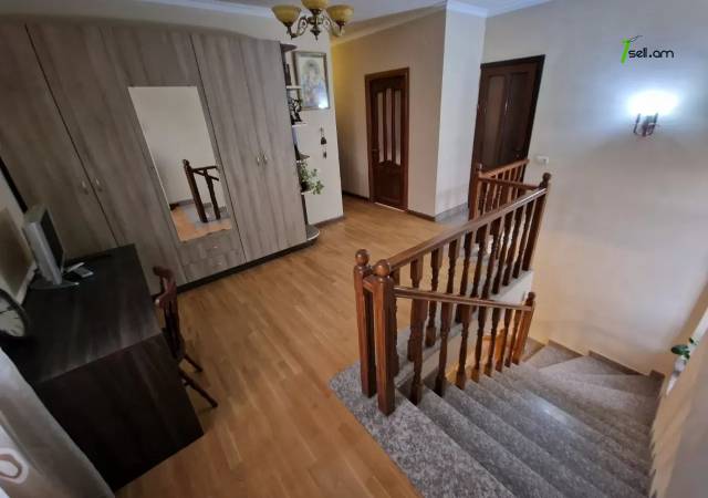 Երկու հարկանի քարե տուն 12-րդ փողոցում Պտղնիում, 1200 քմ, 3+ սանհանգույց, եվրովերանորոգված