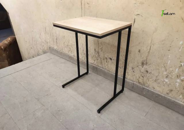 Լոֆթ ոճի հարմարավետ տակդիր-սեղան