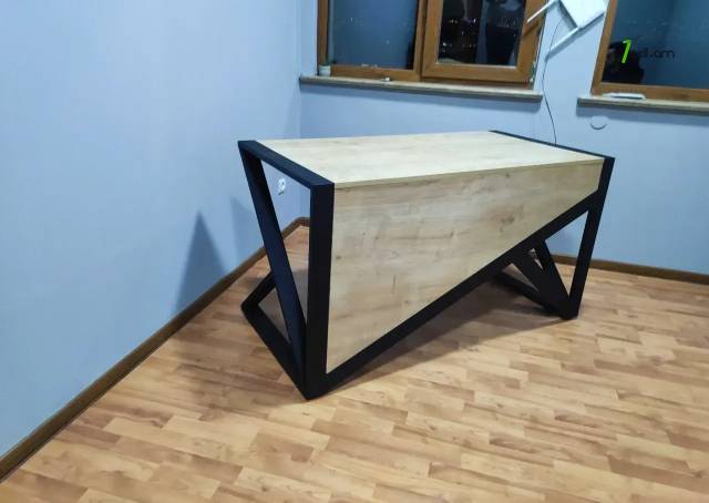 Լոֆթ ոճի գրասեղան