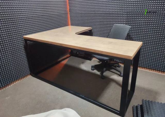 Լոֆթ ոճի անկյունային գրասենյակային սեղան