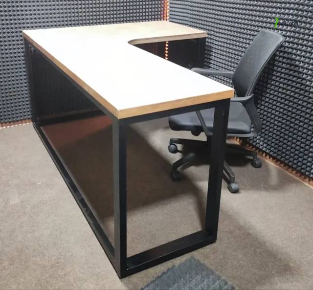 Լոֆթ ոճի անկյունային գրասենյակային սեղան