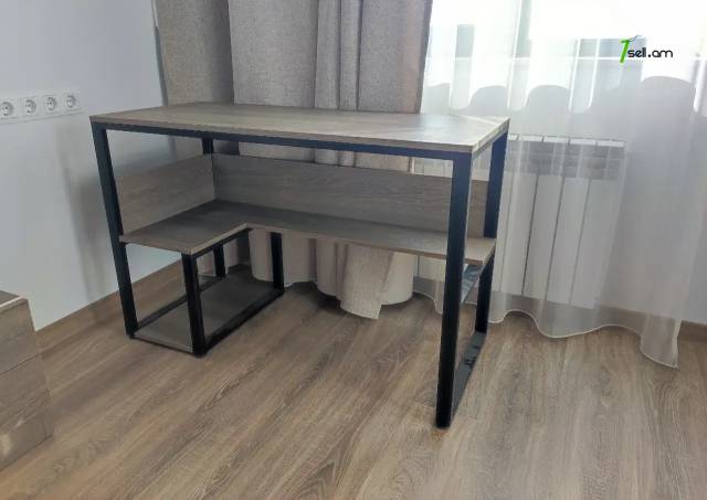 Լոֆթ գրասեղան մետաղական