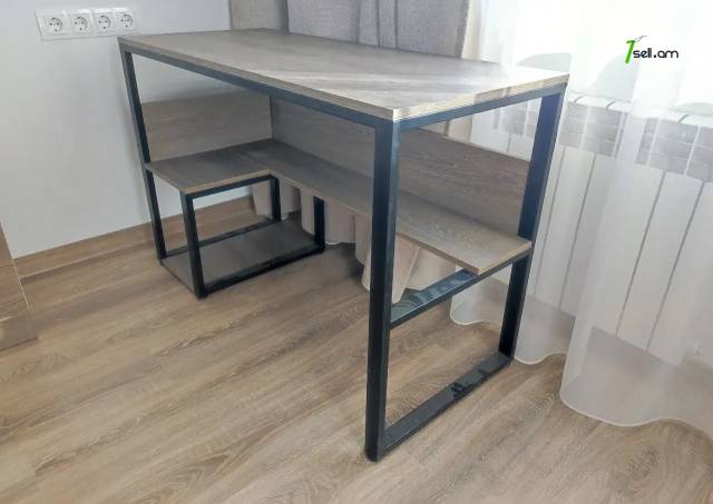 Լոֆթ գրասեղան մետաղական