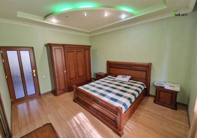 Երկու հարկանի քարե տուն Աշոտ Հովհաննիսյանի փողոցում Նոր Նորքում, 700 ք.մ., 3+ սանհանգույց