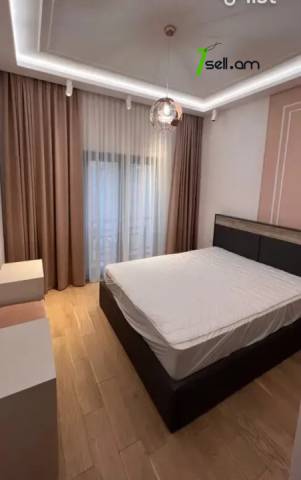 Երկու հարկանի թաունհաուզ Վերին Անտառային փողոցում կենտրոնում, 250 ք.մ., 3+ սանհանգույց