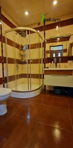 Երկու հարկանի քարե տուն, Բարեկամության փողոցի 2-րդ նրբանցք Նոր Նորքում, 800 ք.մ., 2 սանհանգույց