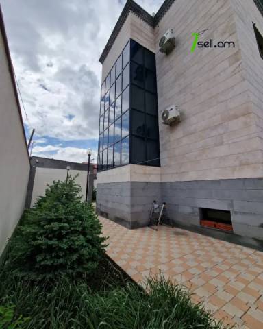 Երեք հարկանի տուն Պարույր Սևակի փողոցում Ավանում, 800 ք.մ., 3+ սանհանգույց, կապիտալ վերանորոգված