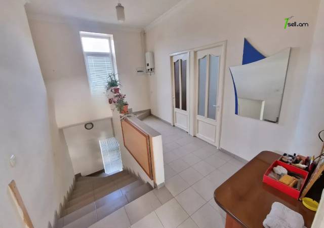 Երկու հարկանի քարե տուն Մելքումովի փողոցում Դավիթաշենում, 400 ք.մ., 2 սանհանգույց