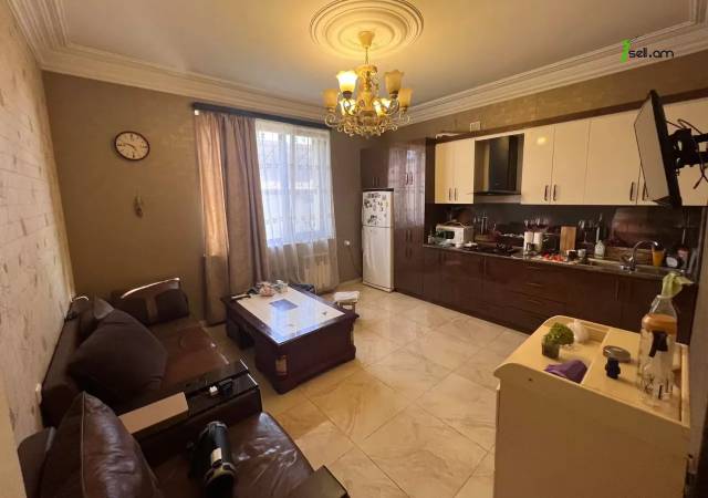 Երկու հարկանի քարե տուն, Թբիլիսյան խճուղի Արաբկիրում, 900 ք.մ., 3+ սանհանգույց, եվրովերանորոգված