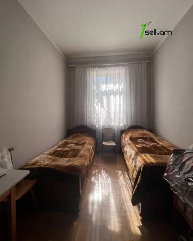 Երեք հարկանի քարե տուն Մարշալ Բաղրամյան պողոտայում Արաբկիրում, 840 ք.մ., 2 սանհանգույց