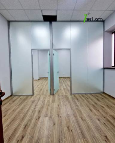 Բազմաֆունկցիոնալ գույք, Հանրապետության հրապարակ կենտրոնում, 2500 ք.մ.