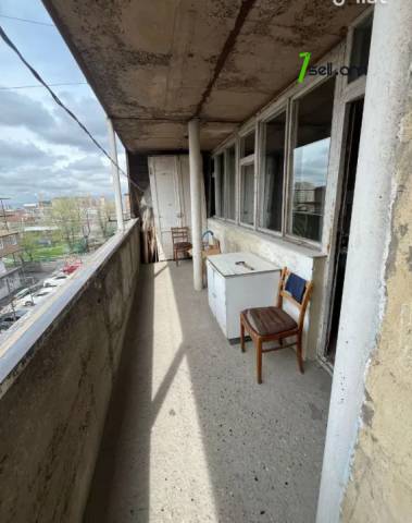 4 սենյականոց բնակարան Դրոյի փողոցում, 125 ք.մ., նախավերջին հարկ, քարե շենք